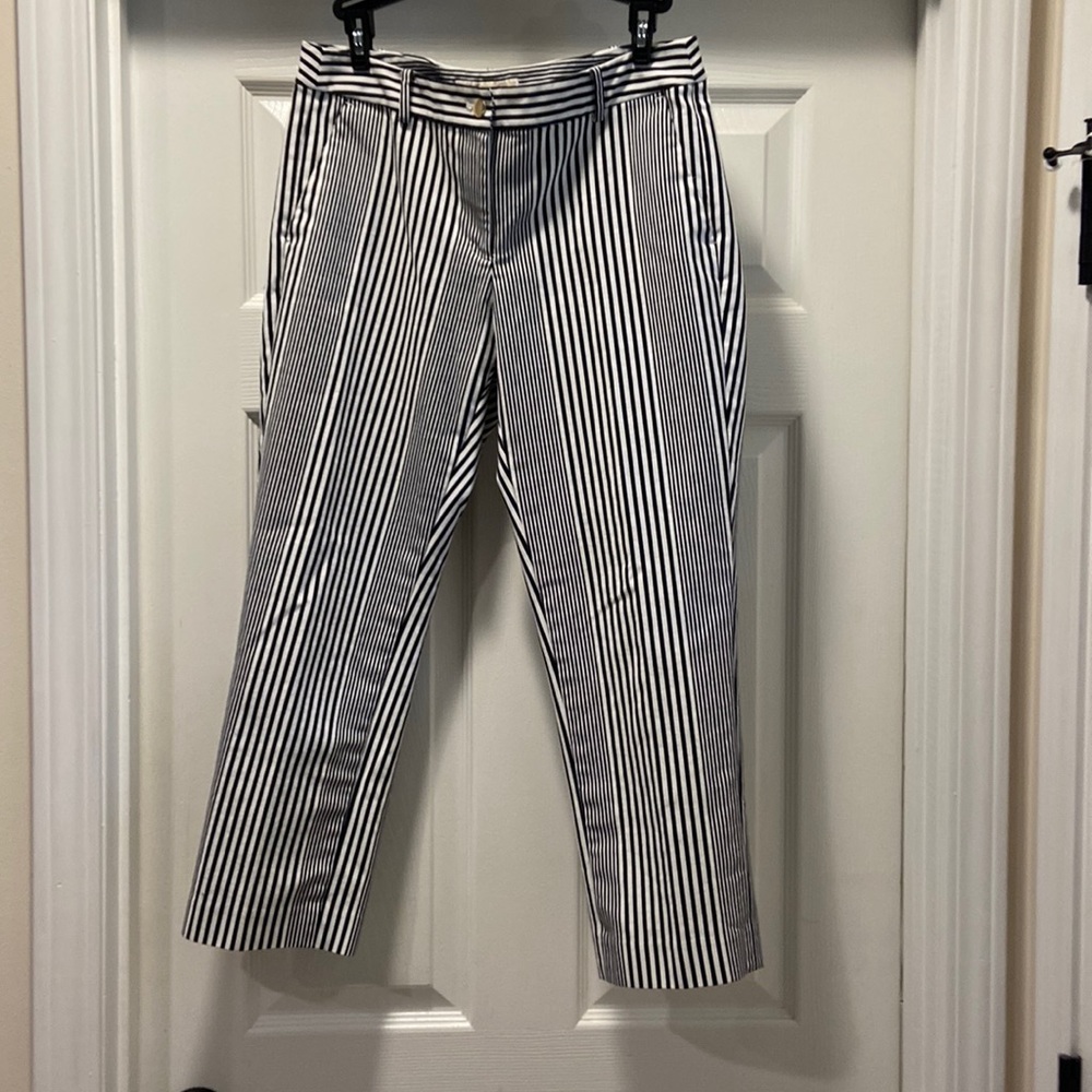 Super cute Michael Kors navy & white capris